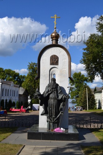 Памятник Макарию в Калязине